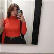 Giovane ragazza liceale con certificazione madre lingua C2 impartisce lezioni di inglese